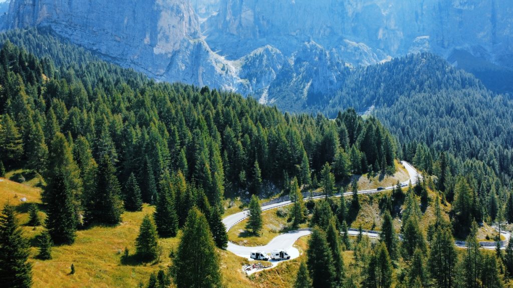 Aire de caravaning dans les Dolomites lors d'un voyage de l'équipe de YOMADE en van aménagé à Montpellier