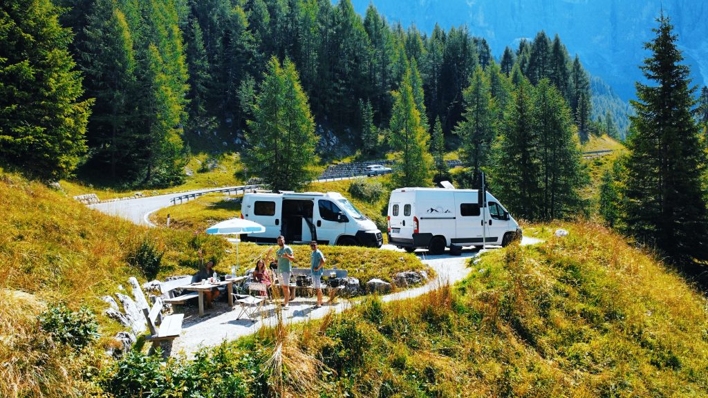 Aire de caravaning dans les Dolomites lors d'un voyage de l'équipe Yomade en van aménagé à Montpellier